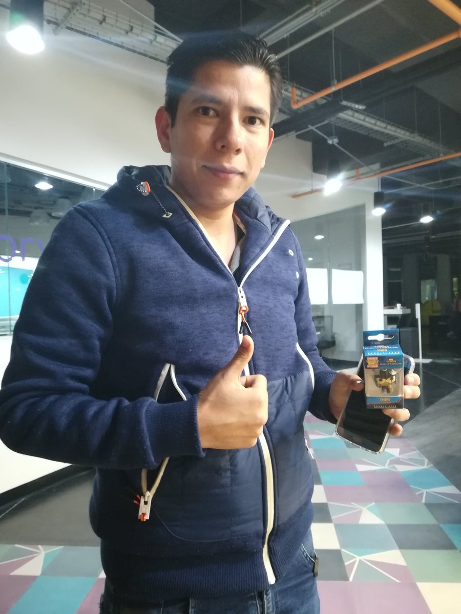 Ahora fue el turno de <a href="/diego_402/">Diego Mendoza</a> de llevarse un detalle por seguir de pie #Hackatour GDL 👏👏👏👏