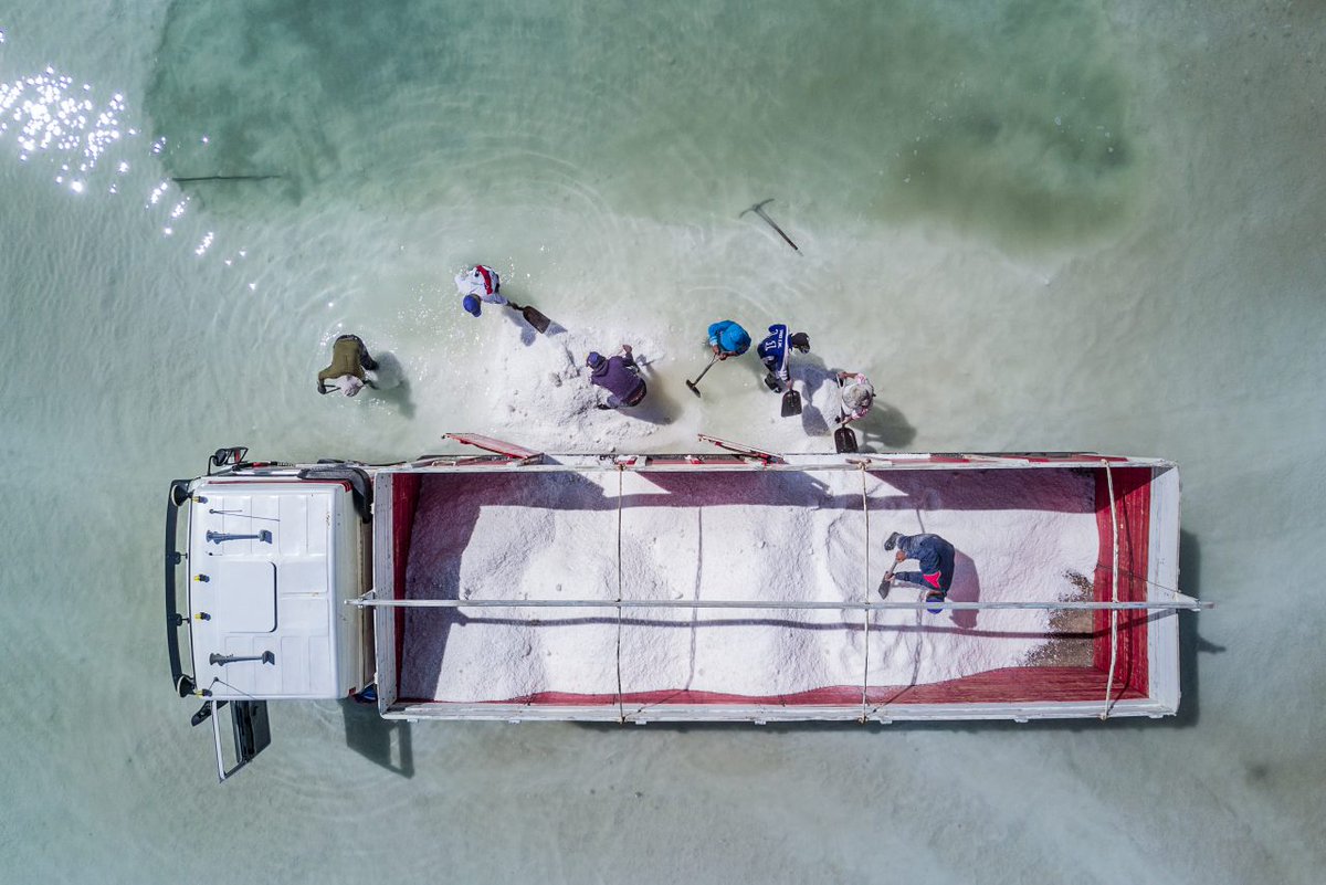 vrij_nederland's tweet photo. Door de productie van elektrische auto's is lithium het nieuwe goud. En dat is goed nieuws voor het arme Bolivia. #fotodocument https://t.co/YkVfHxRUL1 https://t.co/V7lolru1gL