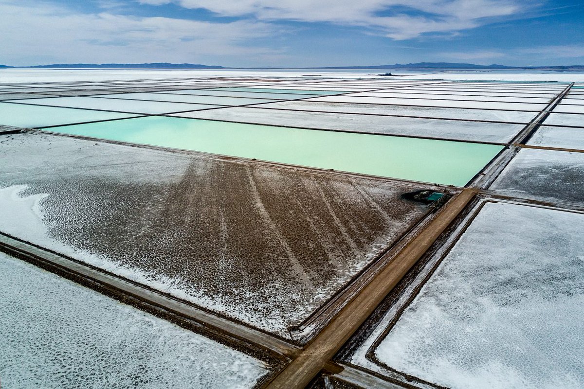 vrij_nederland's tweet photo. Door de productie van elektrische auto's is lithium het nieuwe goud. En dat is goed nieuws voor het arme Bolivia. #fotodocument https://t.co/YkVfHxRUL1 https://t.co/V7lolru1gL