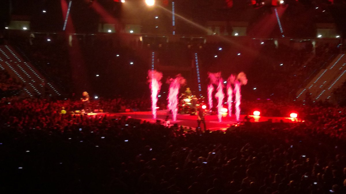 guido_vaciago's tweet photo. Metallica Torino
Concerto: 8,5
Scenografia: 9
Setlist: 7,5
Acustica: 5
Ancora in forma strepitosa, con tutti i pregi (e i difetti, vero Lars?) di sempre.
E il mischiarsi di generazioni tra il pubblico mi ha sinceramente commosso.
#MetInTurin https://t.co/bF4VjRfTbY