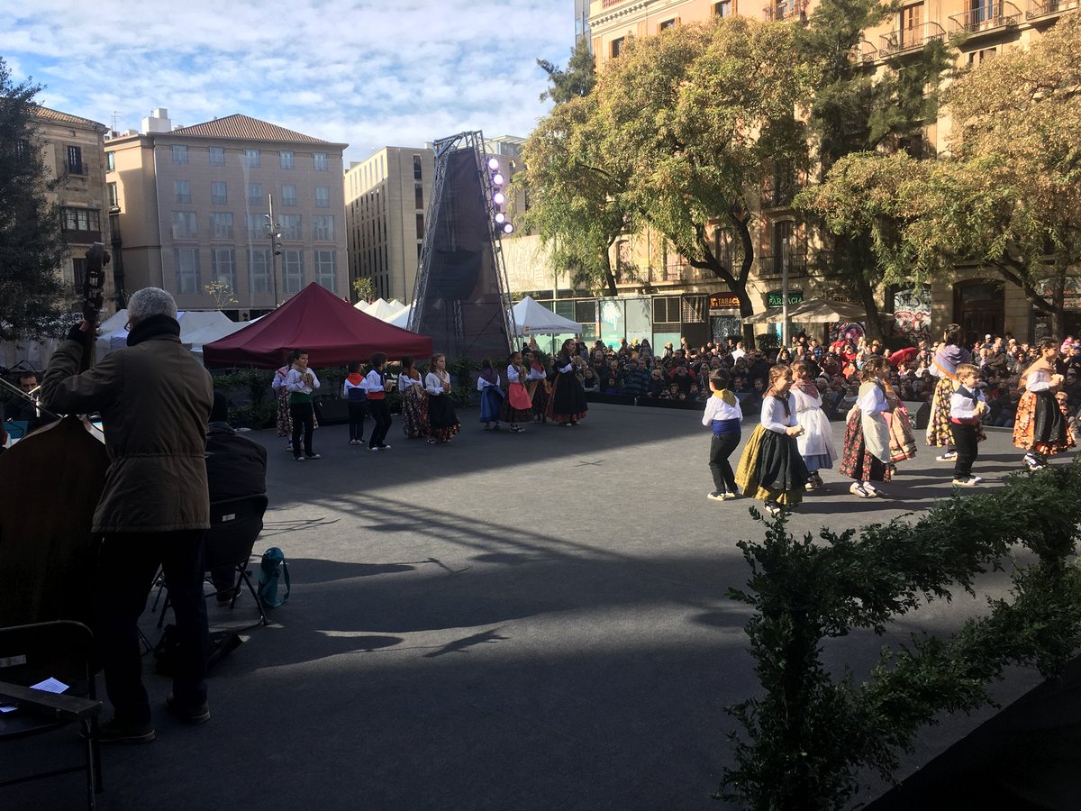 esbartciutatcom's tweet photo. Hem arrencat amb el Patatuf i continuem amb el Ball de Pedretes. Apropa’t al Pla de la Catedral de @bcncultura per gaudir de la Ballara conjunta de #SantaEulàlia18. #SomECC Som @Cultupopularbcn https://t.co/FiAt6BG08o