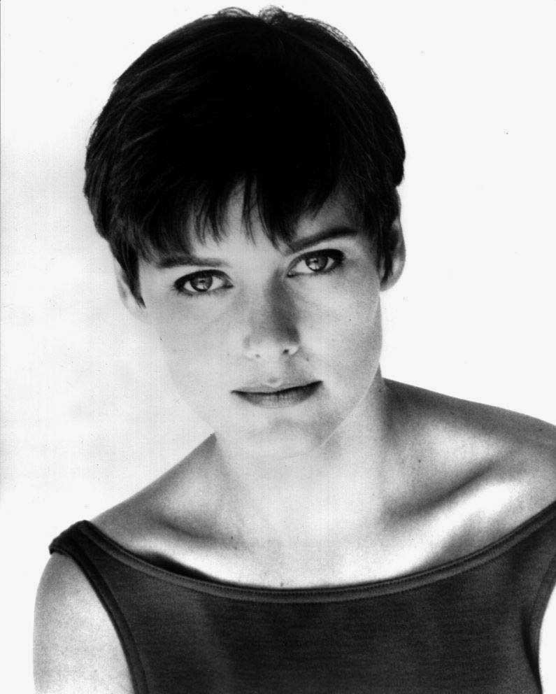 aresluoga's tweet image. Born on this day in 1961, model, actress and former #BondGirl #CareyLowell