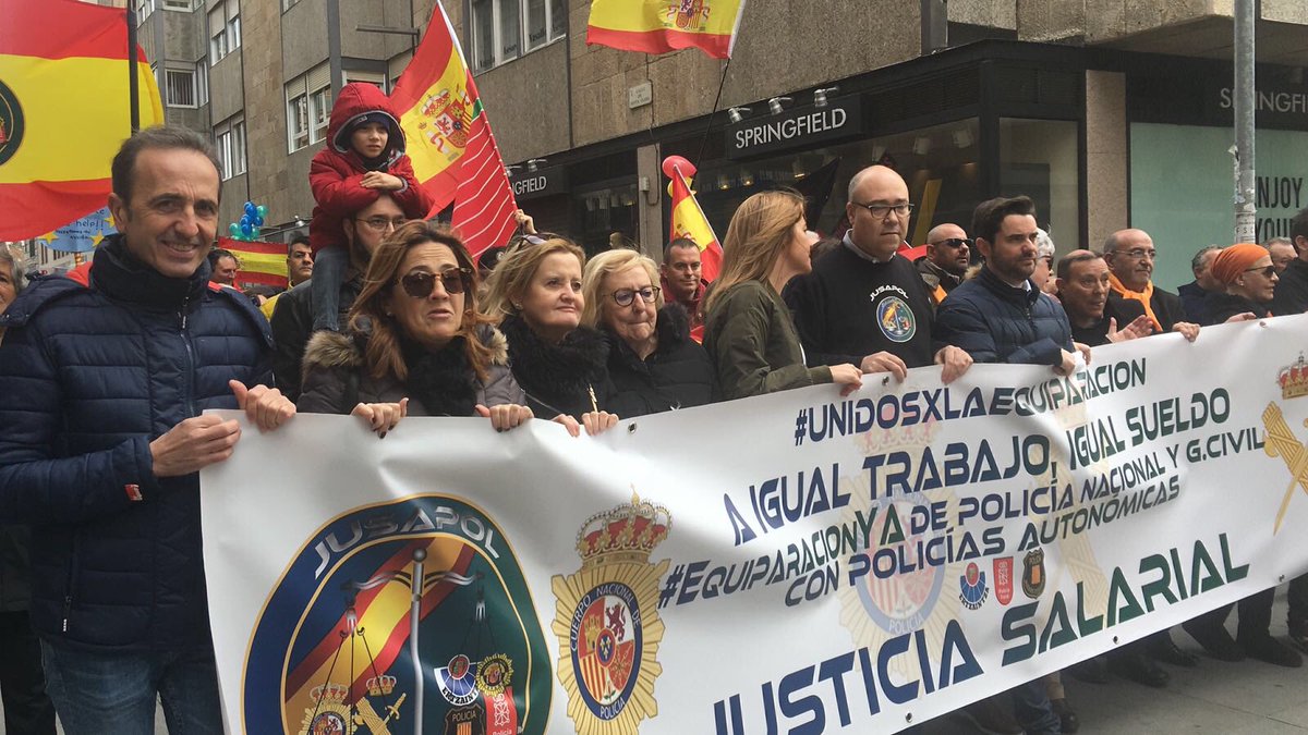 PSOE_CyL's tweet photo. La secretaria de Acción Electoral, Inma García, la diputada @rominguera y @AntidioF participan en la manifestación para reclamar equiparación salarial de Policía y Guardia Civil con los cuerpos autonómicos https://t.co/ZVTLUpfSjL