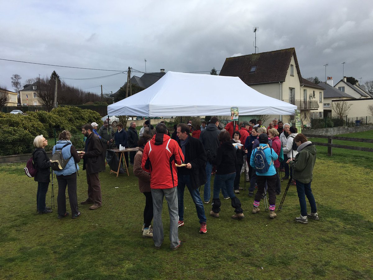 clangouet2017's tweet photo. Félicitations aux #benevoles de l' #AGCV pour la #Marche gourmande à #Cosselevivien en #paysdecraon qui a réuni 150 marcheurs Merci aux producteurs locaux @MANGERBIO53 .@ChambagriPdL @lamayenne #Solicibio https://t.co/CxbQ28EWIW https://t.co/GPW8DXOkpX