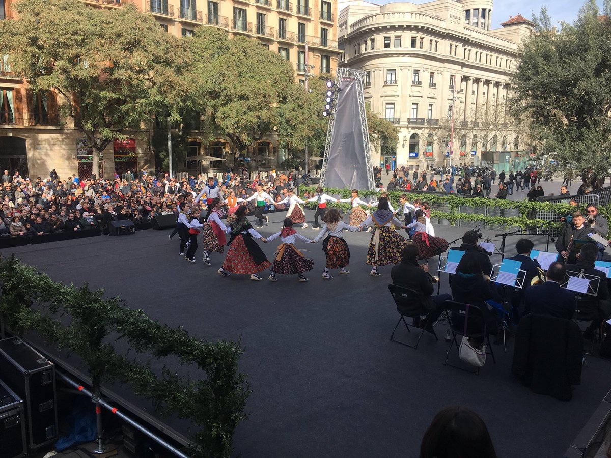 esbartciutatcom's tweet photo. Continuem amb El Virolet i un Rogle de l’Areny on hi participen tots els nens de l’escola de dansa. #SomECC Som @Cultupopularbcn https://t.co/oGtDhvIv2C