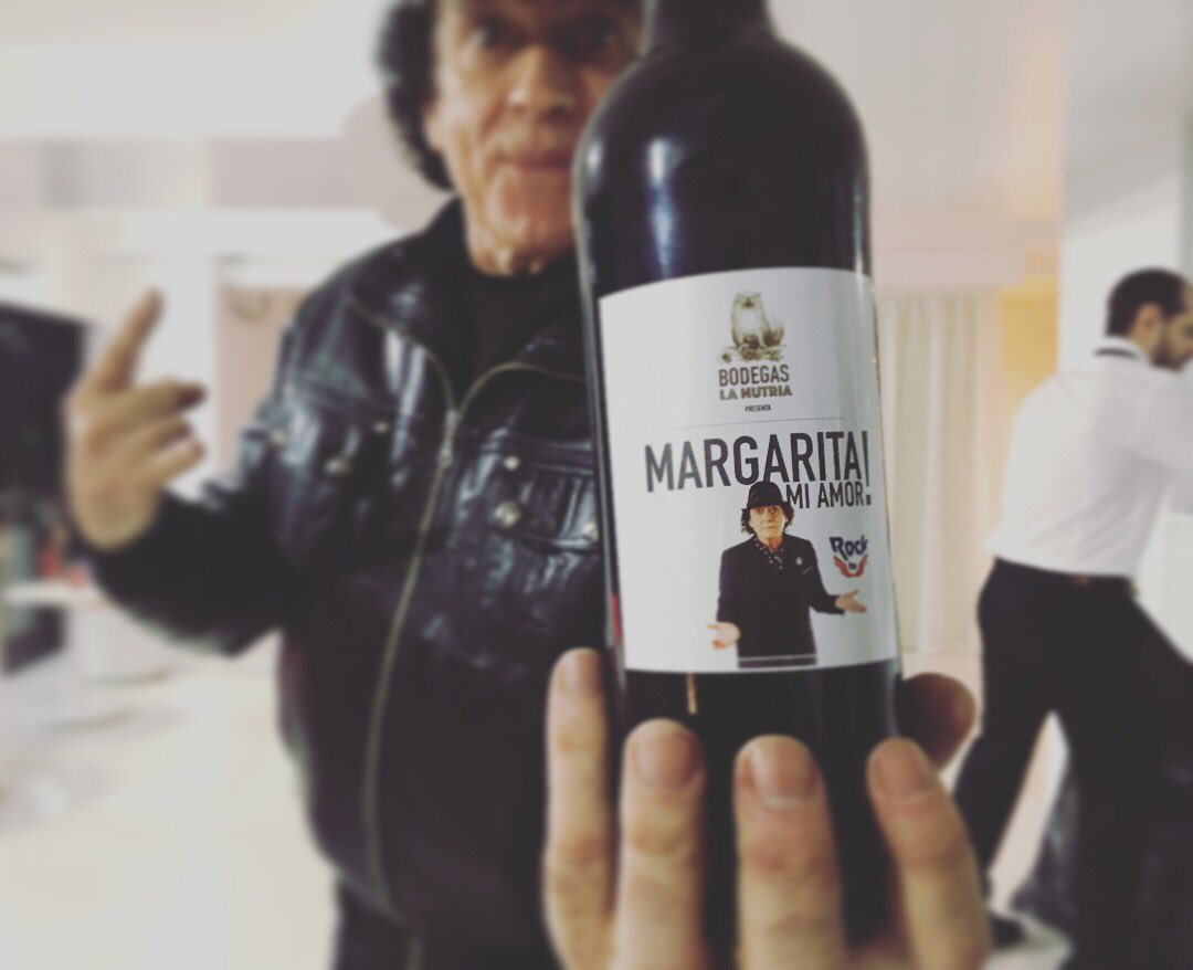 RockFM_ES's tweet photo. #MARGARITAMIAMOR | de Bodegas #LaNutria, el vino que el staff le regalamos a @mariskalrock para celebrar 400 números de #LAHEAVY https://t.co/fsLJ0v2dIc