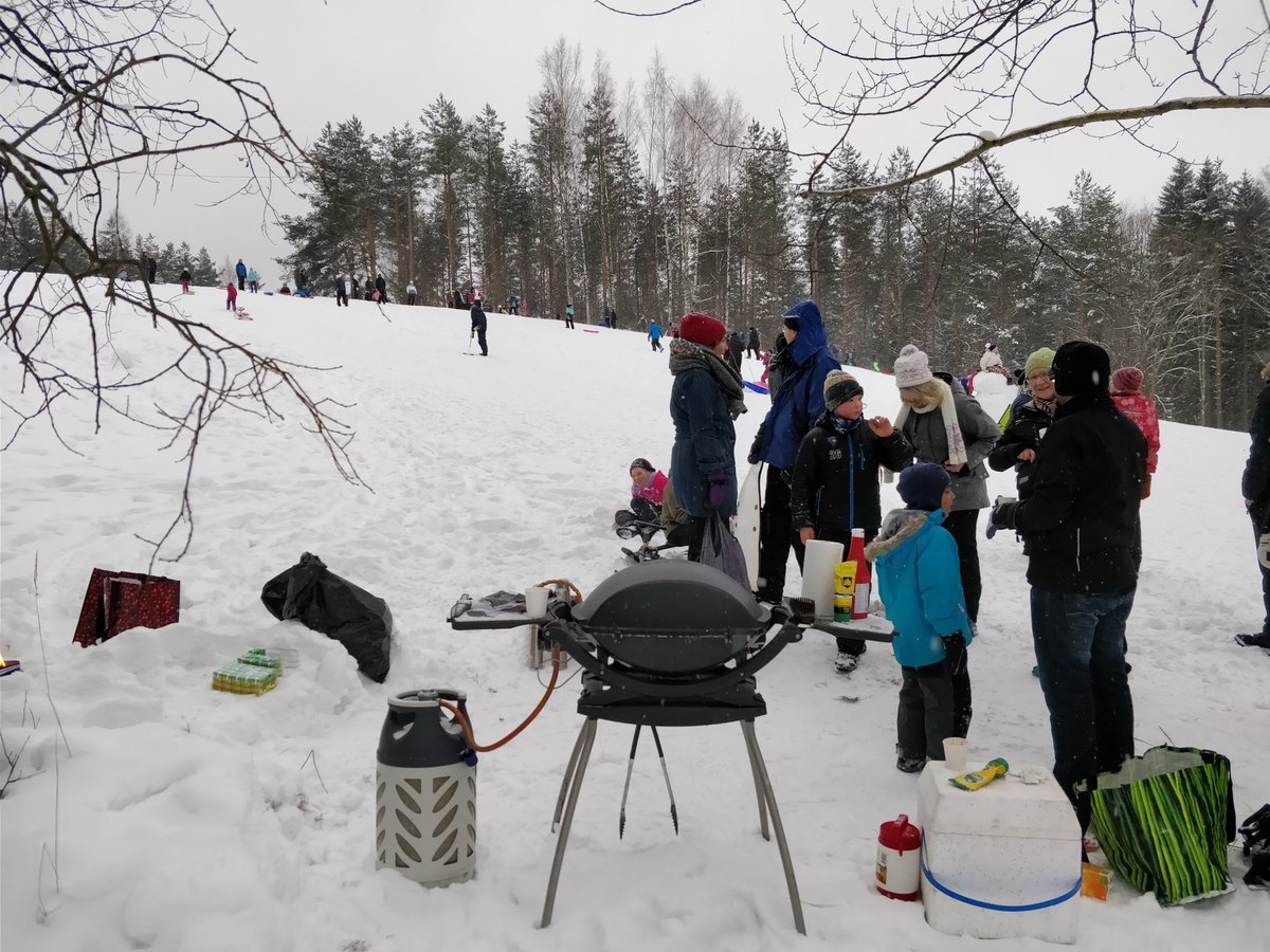 PuiU P 06 Laskiaismäessä. Hyvin kulki pulkka ja maistui makkara