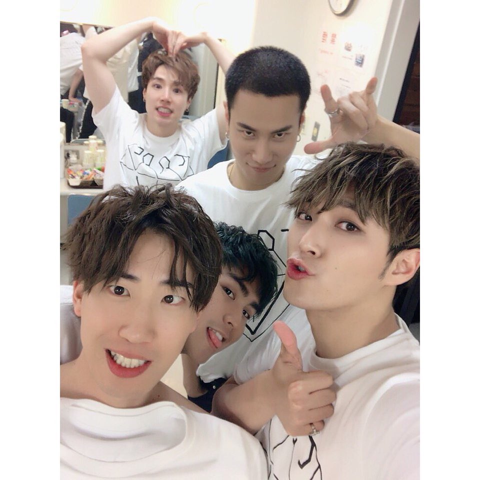 Mcreator_'s tweet photo. 道~Next Road ライブツアー
初日大阪!すごく盛り上がりましたね👍
大阪最高!!
次2/24名古屋も盛り上がりましょう!!!皆、宜しく👍👍
#codev #nextroad #ライブツアー #大阪 #👍 https://t.co/oI0Z0zkE40