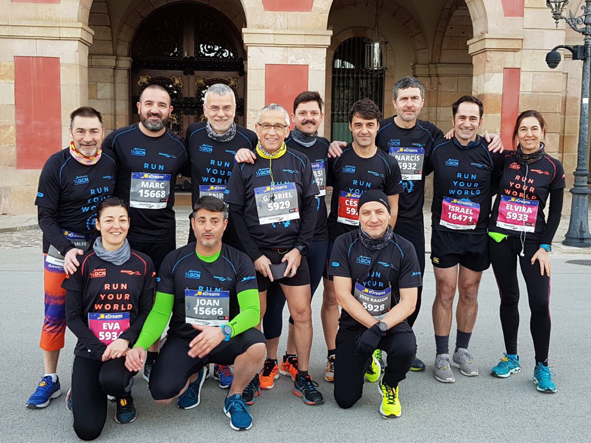 parlamentcat's tweet image. Un equip de treballadors del #Parlament han participat aquest matí a la @mitjabarcelona. És el primer any que corren els 21,097 quilòmetres amb el distintiu de la institució a la samarreta