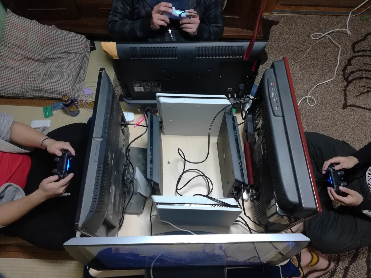 結局これが一番？PS4のモンハンを携帯機の様に持ち込んで遊ぶハンターたちｗｗｗ
