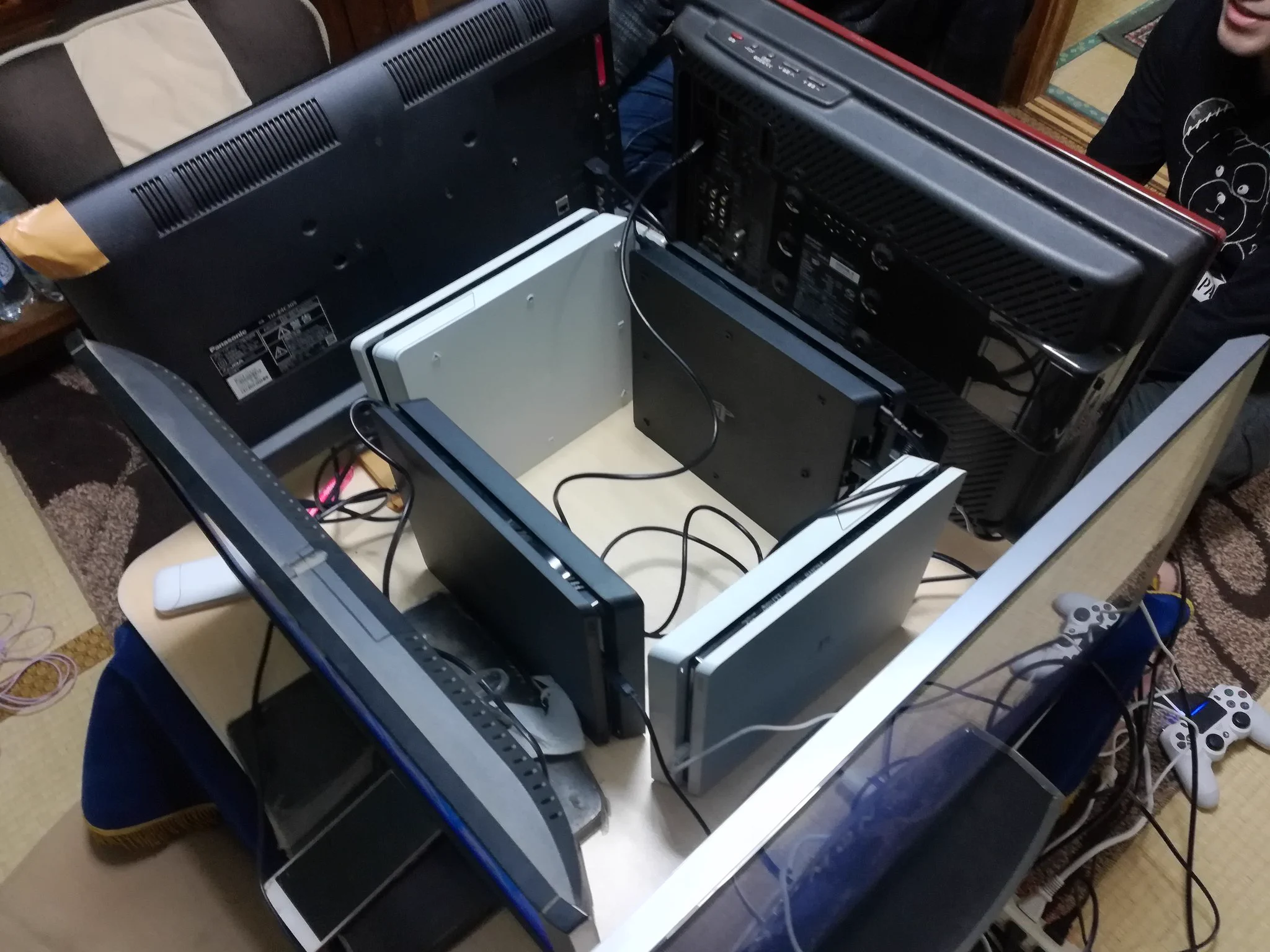 結局これが一番？PS4のモンハンを携帯機の様に持ち込んで遊ぶハンターたちｗｗｗ