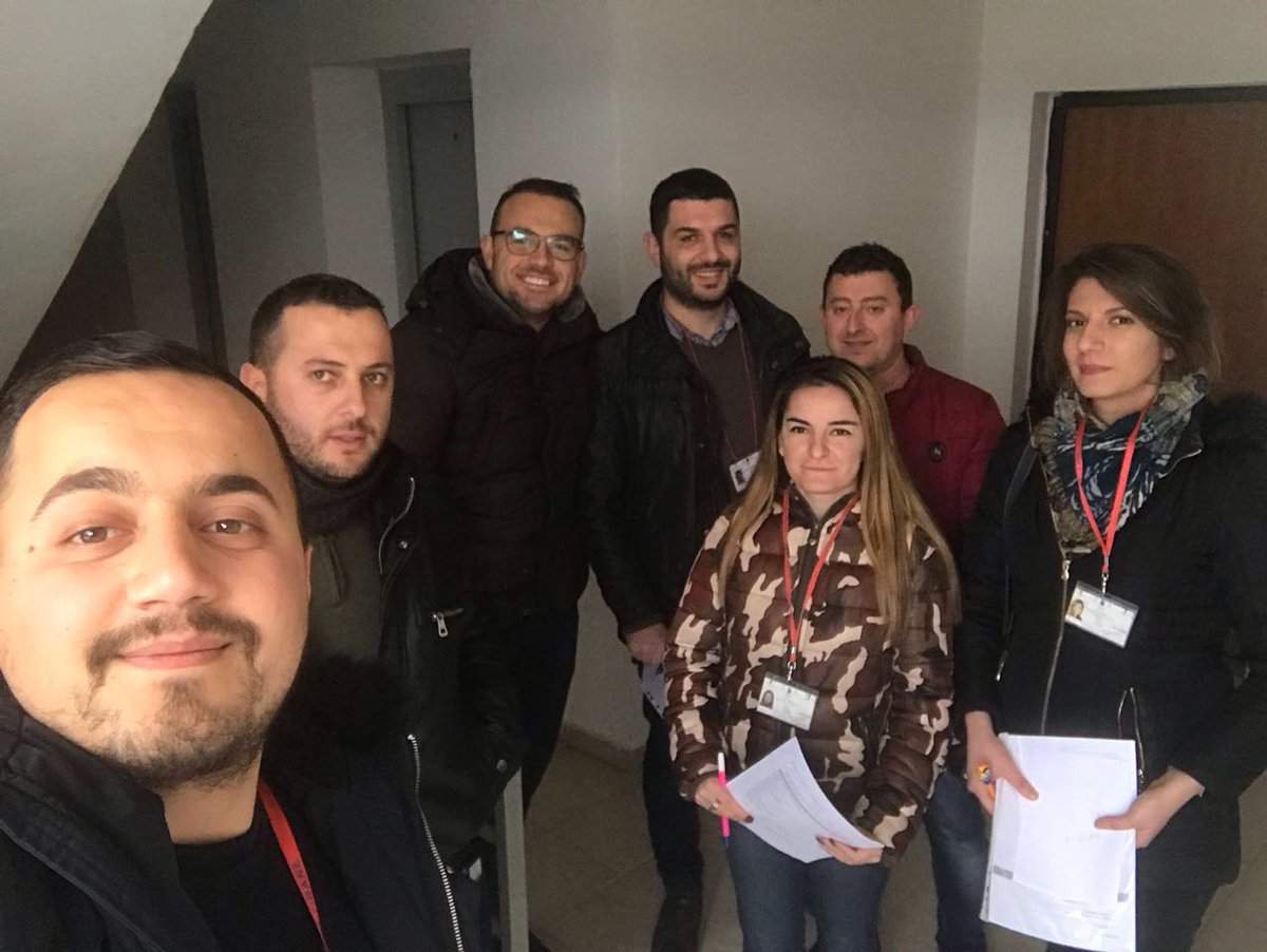 erindibejko's tweet photo. Si e mendojnë njerëzit se e kalojmë të dielën/çfarë bëjmë në të vërtetë😂
#taskforca
Derë më derë-) https://t.co/QbhCYCjmOg