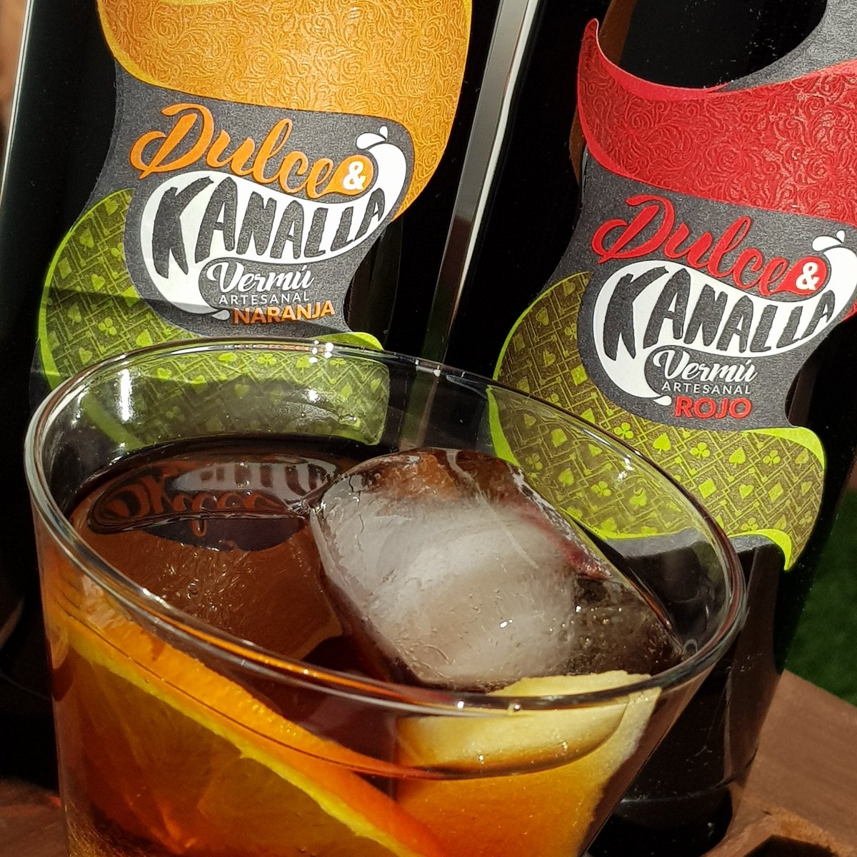 🇪🇸 #Lahoradelvermut , hoy es dificil decidirse con <a href="/dulcekanalla/">Dulce & Kanalla</a>, rojo o con un toque de naranja... pues nos tomaremos uno de cada con una rodaja de manzana verde... salud!!!
|
#vermut #vermutlovers #vermuteo #vino #catadevino #winetasting #instawine #el_catacaldos