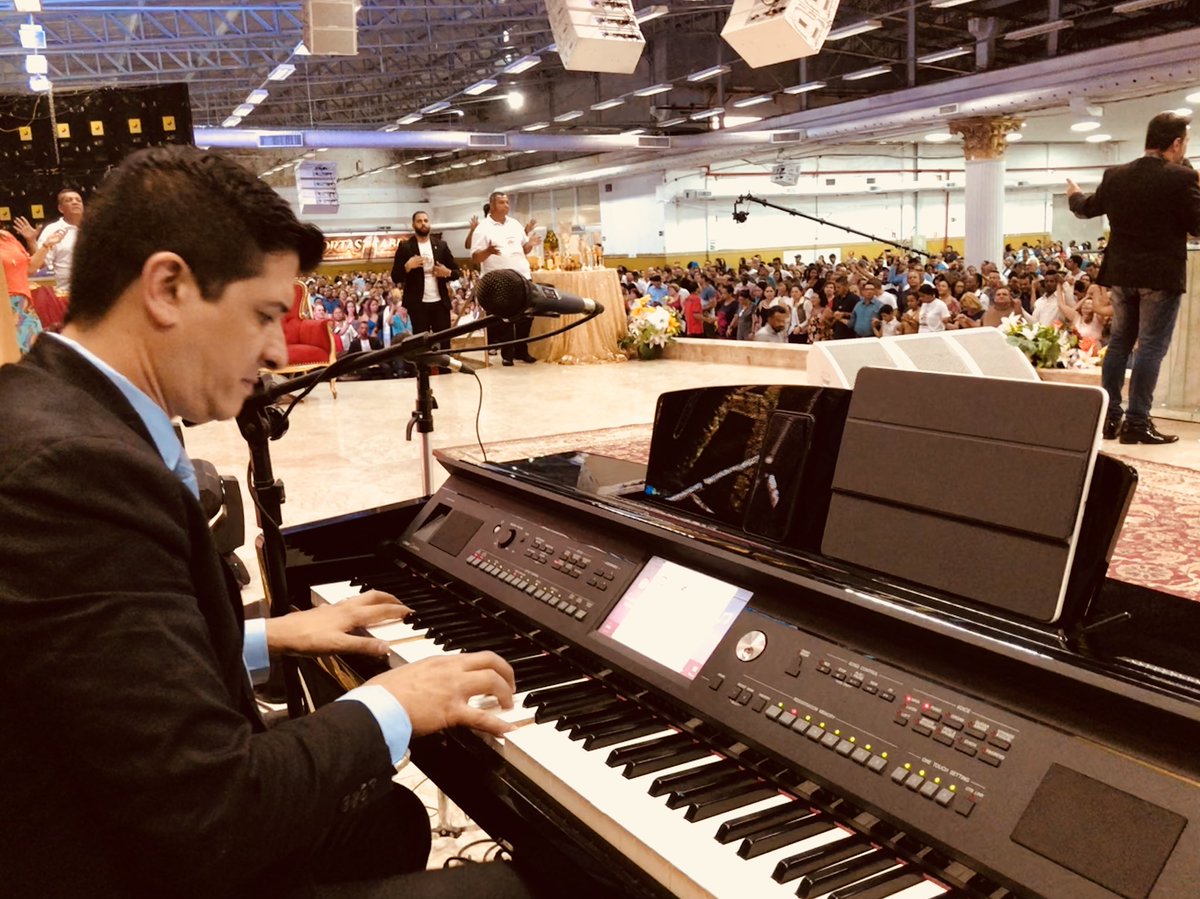 marcofeliciano's tweet image. #Assessoria:. 2° Culto do Domingo aqui na Igreja Apostólica Plenitude do Trono de Deus na Capital São Paulo, uma Multidão ouvindo a Palavra de Deus! Pr. Marco Feliciano e o Tecladista Roberto Marinho Ministrando! 
#ReageSaoPaulo #Pregar #OEvangelho #DomingoIgreja