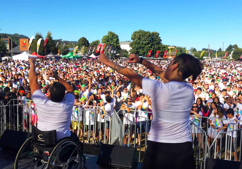ColorRunChile's tweet photo. @GrilloAranguiz, embajador de @RondaChile e instructor de zumba, está haciendo bailar a todos nuestros #colorrunners en #PUCÓN 🎉 🤘🏼 ¡Pronto comenzarán los #5K más felices del planeta! https://t.co/9OIevgk7aX
