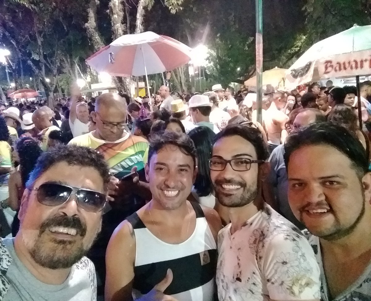 trajanomarco's tweet photo. Mais concentração bloco do beco.. "teve bao". #carnavalJF https://t.co/psYeopERSd