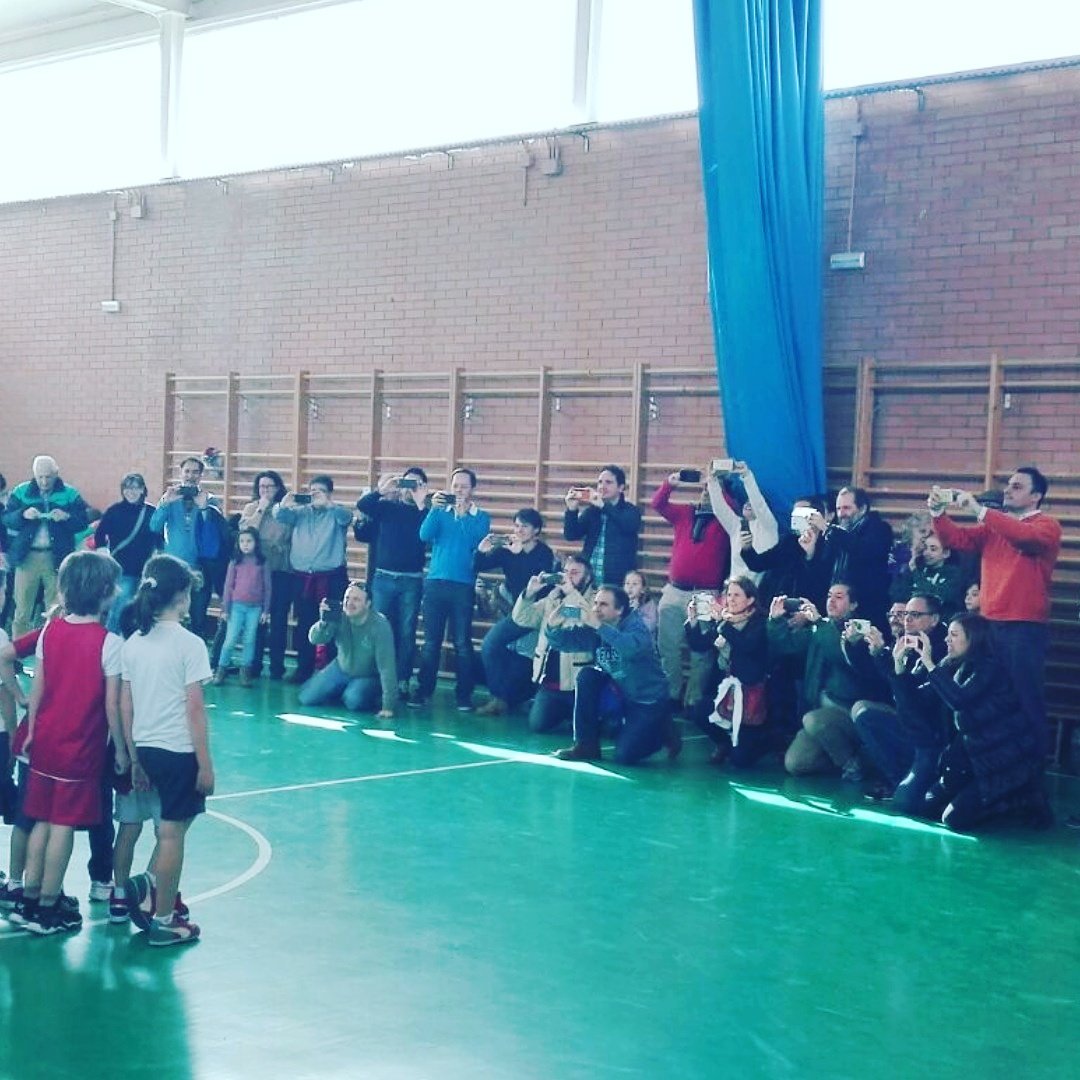 Los niñ<a href="/s/">『S』</a> de la Fabriquita del <a href="/cblasrozas/">CB Las Rozas</a>, os queremos dar las gracias mamis y papis, por siempre llevarnos y traernos al basquet! Así como cuidarnos y educarnos cada día! Aplauso a vosotr@s q estáis tras las cámaras! Esos paparazzis!!! <a href="/Ayto_Las_Rozas/">Ayuntamiento de Las Rozas</a> <a href="/Rarfid/">Rafael de Asís</a> @Rozasdeporte