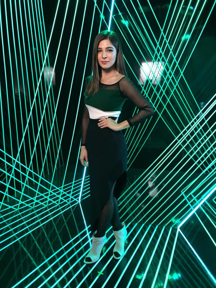 maybellinepak's tweet photo. New york Fashion Week? @TheAyeshaOmar knows how to pull her style off! She's Making it Happen in New York! Comment with one word and tell us how she looks! #AyeshaXMaybelline #MakeITHappen https://t.co/edgGUEwuYD