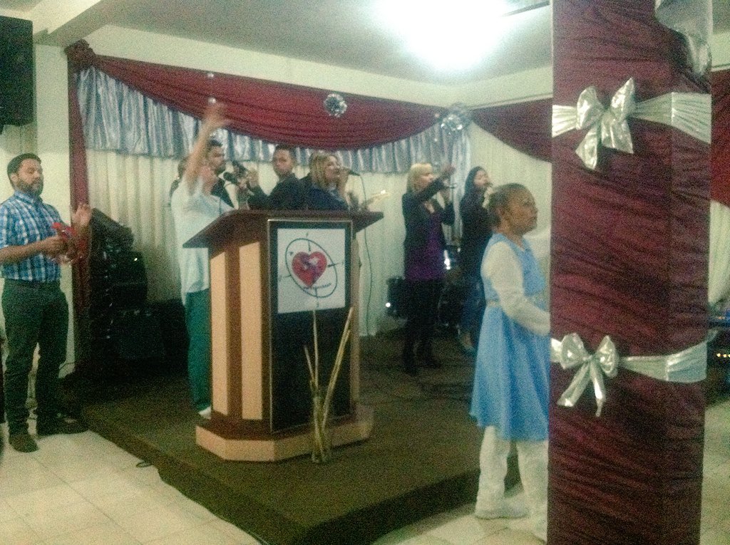CCSin_Fronteras's tweet photo. Venid junto Adoremos que estamos de #Aniversario #CCMRRSinFronteras #10Años de la mano de Dios https://t.co/tVr3hTuVmk