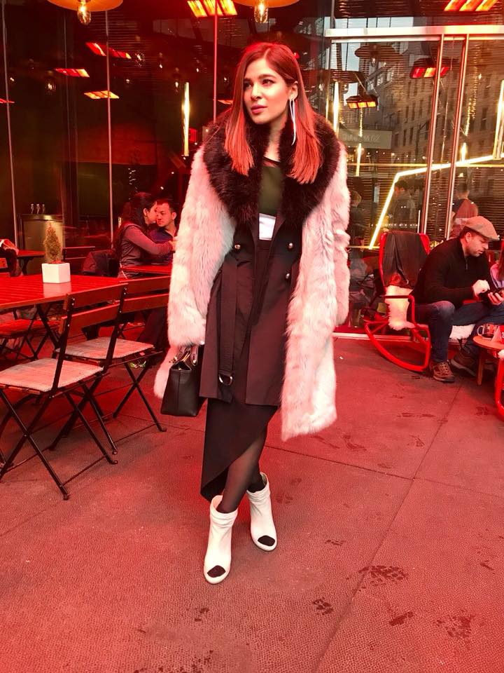 maybellinepak's tweet photo. Dazzling it away! @TheAyeshaOmar is totally on point with her New York style! Don't you just love her look? #AyeshaXMaybelline #MakeITHappen https://t.co/8QhDLo7Avd
