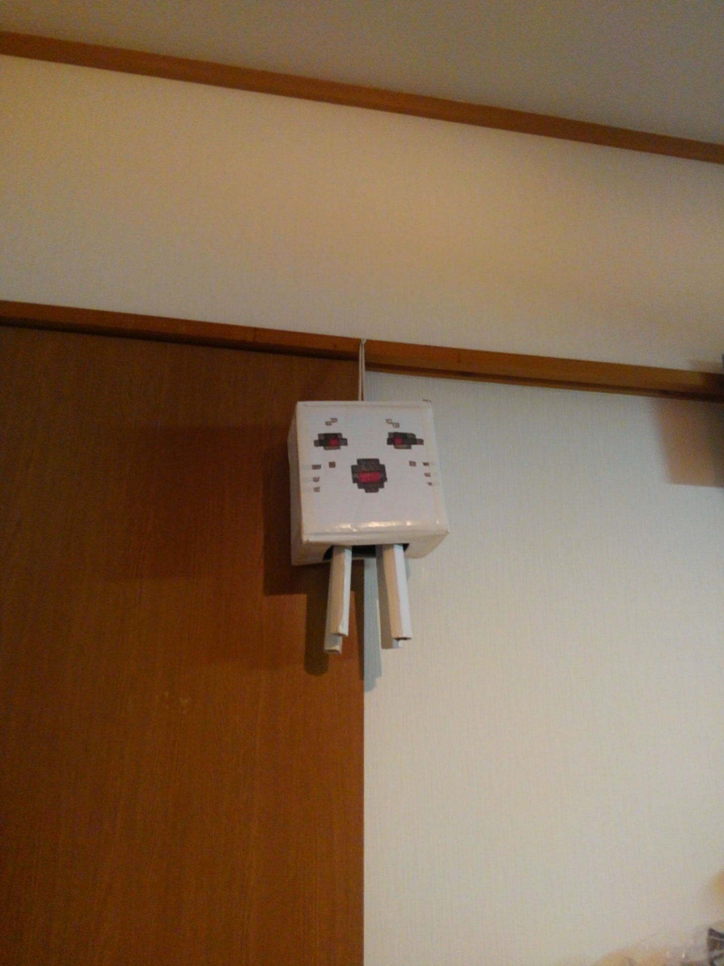 くずもち暗狐 動画配信中 マイクラを気に入った息子が あまりにガスト推しなので段ボールで作ったら すごい気に入った 足の数とか 顔とかちょい違うけど 本人は満足みたい よかったよかった T Co 7tiq9echxo Twitter