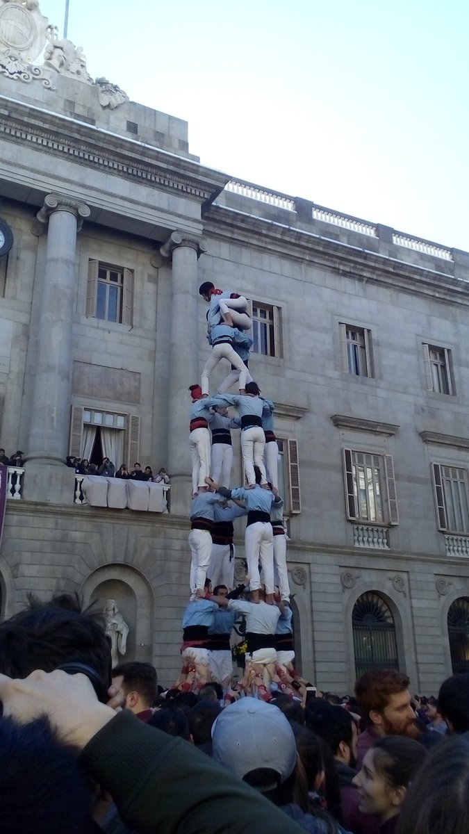Geperuts's tweet photo. Aquest mati alguns #geperuts han estat presents a #PlaçaSantJaume de #Barcelona per #SantaEulàlia18. Felicitats als nostres padrins @bandarres pel primer castell de 7 de la temporada, i enhorabona als @CdSarria per la seva reaparició amb un castell de 6! https://t.co/SHcEPGO6my