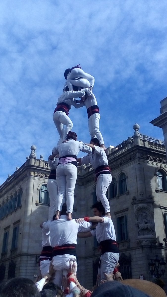 Geperuts's tweet photo. Aquest mati alguns #geperuts han estat presents a #PlaçaSantJaume de #Barcelona per #SantaEulàlia18. Felicitats als nostres padrins @bandarres pel primer castell de 7 de la temporada, i enhorabona als @CdSarria per la seva reaparició amb un castell de 6! https://t.co/SHcEPGO6my