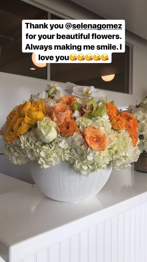 SGNewsSpain's tweet photo. Shannon Nadj via Instagram Stories. ¡Al parecer Selena le mandó estas flores! #BadLiar #BestMusicVideo #iHeartAwards. https://t.co/IyNJHvn0P5
