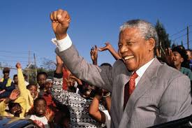 urgencedarfour's tweet photo. Le  Cap 11 fév 1990. Au terme de 27 années, 6 mois et 6 jours de détention,  Nelson Rohlihlahla Mandela franchit la porte de la prison de Paarl. Entré en prison comme activiste, c’est un mythe qui en ressort; un  horizon s’illumine, il apporte de l’espoir. Jour de liberté. https://t.co/X24iBV8Z6U