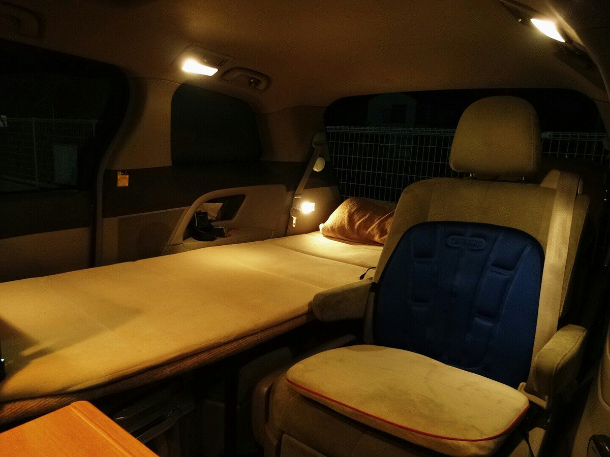 とし 我がエスティマハイブリッド車中泊仕様です ベッドの横にはキャプテンシートが標準装備です フルリクライニングして２段階のフットレストを水平に引き出すと簡易ベッドになります このシートには座面と背中部分にマッサージャーを装着してあり 疲労