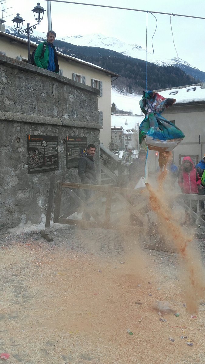 CMGiochi's tweet photo. #Gioco Che polvere dopo la rottura del sacco! I bimbi possono cercare per terra le caramelle! @CMViaggi #CMGiochi #CMViaggi #CMTempoLibero (@ Piazza Del Querc in Bormio, SO) https://t.co/BnBaJbebd0 https://t.co/xFqW7Zws7y