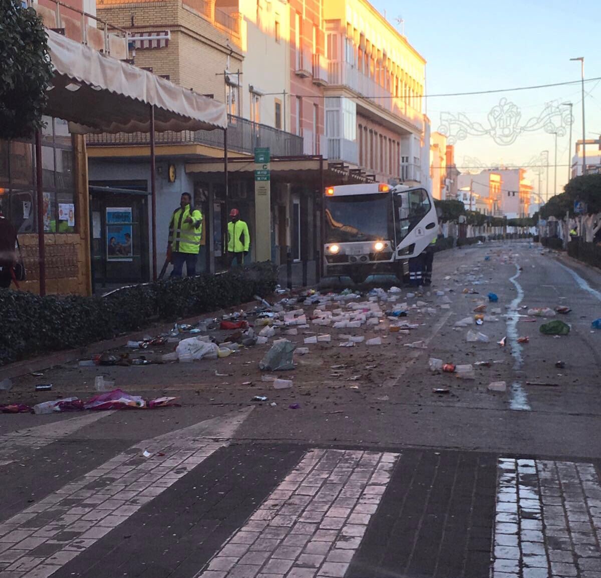 CarnavAlgaba's tweet photo. Tristes imagenes , esto no es hacer Carnaval, de nuevo un año mas vemos como NUESTRA FIESTA , cae estrepitosamente en convertirse en un MACRO-BOTELLÓN, por no decir que ya lo es. ESTO NO ES #Carnavalgaba https://t.co/mfCPcischN