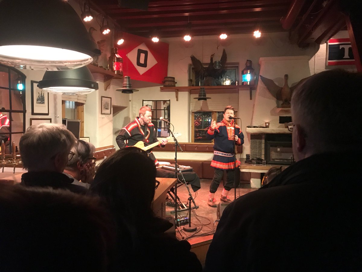 OysteinVangsnes's tweet photo. Niko Valkeapää og Georg Buljo avsluttar #SamiskUke i #Tromsø med konsert på Skarven. Stinn brakke! https://t.co/FMWsqaSkJo