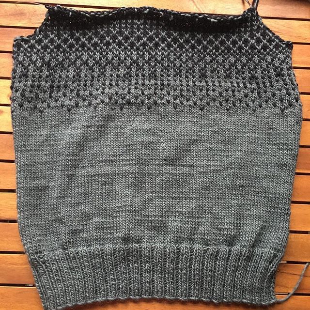 DayanaKnits's tweet photo. Got to the armhole on my husbandโs Sol by @storeymartin
.
#mensknitwear #fairisle #speckled #knitting #knit #knits #knitstagram #instaknit #knittersofinstagram #knittingformen #knittingmen https://t.co/ukJkVWTJYW https://t.co/8HhBYRWGaU