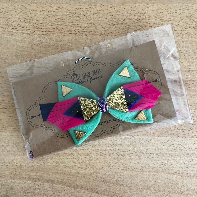 Large handmade bow on elasticated head band
Two designs left (scroll for the other on) £4
2 green
1 pink butterfly ift.tt/2Cead2N