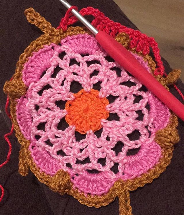 Sunday evening with music 🎵🎶 and crochet #thebest #loveit 
#crochet #coastersquare #coastersquareblanket ift.tt/2EixczD