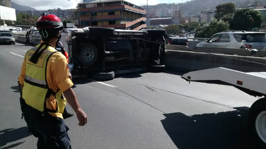 jrafaelvegas's tweet image. Volcamiento autopista Francisco Fajardo, municipio Sucre, parroquia Petare, apoyo del Grupo Voluntario de Rescate GROS #Miranda #EnBuscaDeTuAmor #MirandaSegura #MirandoAlFuturo #11Feb