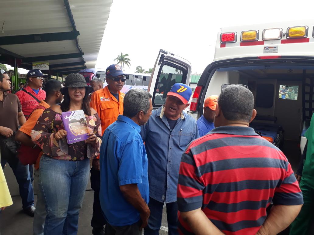 sattravimCBO's tweet photo. Visita de Nuestro Alcalde @comandosergioh  en las Instalaciones del @terminalheres en el Marco del Operativo #CarnavalesDePaz2018 #CarnavalesParaTodos Junto a Autoridades de Seguridad del Estado #SomosHeres #SomosBolivar @Heres_Turismo @INTTBolivar @Poliheres_1 @cmdnnadeheres https://t.co/Rc3ZLq7Asi