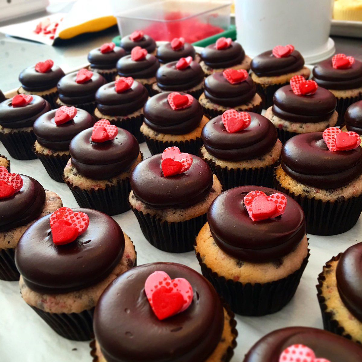GTownCupcake's tweet image. 💕❤️💕 #raspberrychocolatechip #georgetowncupcake #valentinesday 💕❤️💕 Order online at GeorgetownCupcake.com! 💕❤️💕