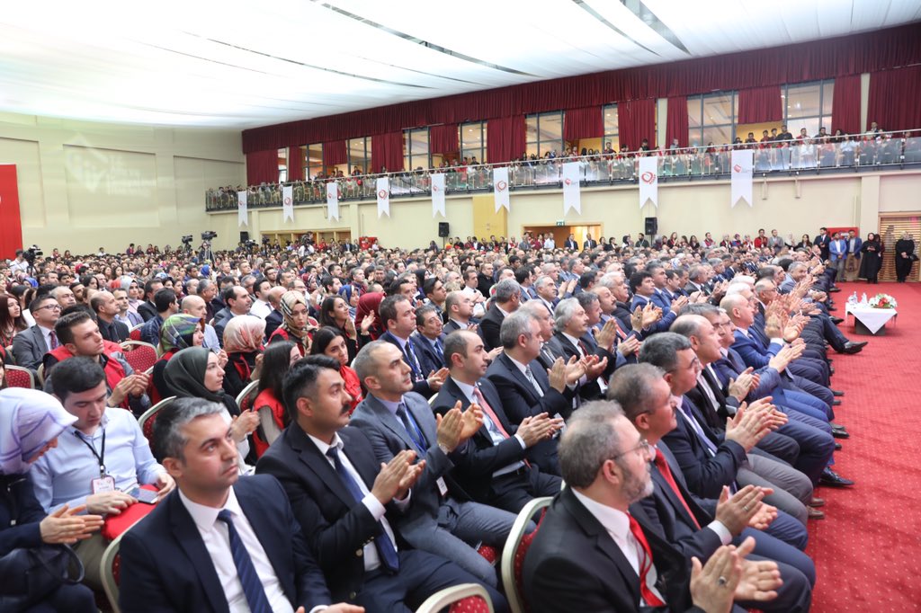 İnsana dokunmak, mazlumlara, muhtaçlara yardım elini uzatmak bir gönül işidir. Bu iş ne makam, ne maaş için yapılacak bir iş değildir. Yaptığımız her işte yetimlerin, öksüzlerin, kimsesizlerin vebali vardır. Bizler bu sorumluluk duygusuyla hareket ediyoruz.