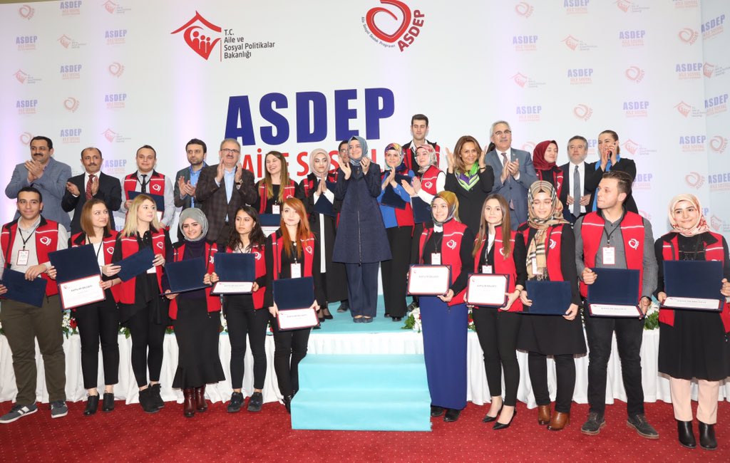 drbetulsayan's tweet photo. İnsana dokunmak, mazlumlara, muhtaçlara yardım elini uzatmak bir gönül işidir. Bu iş ne makam, ne maaş için yapılacak bir iş değildir. Yaptığımız her işte yetimlerin, öksüzlerin, kimsesizlerin vebali vardır. Bizler bu sorumluluk duygusuyla hareket ediyoruz. https://t.co/5j8CtWYcTc