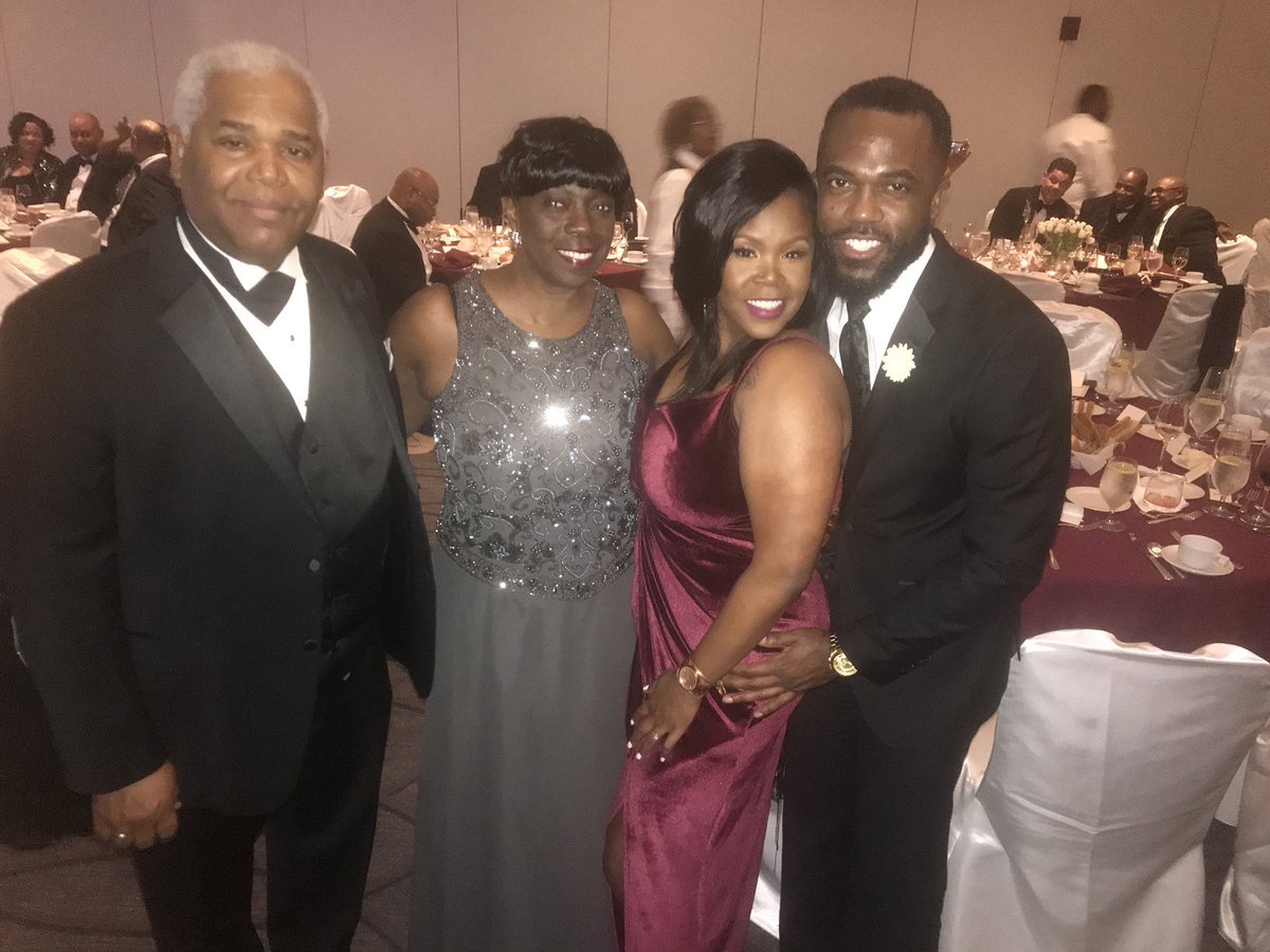 TheKoolestDoc's tweet photo. Valentines Day Gala with my parents & #KoolestLady | #HelliansBall18 https://t.co/HX5tQLLlFq