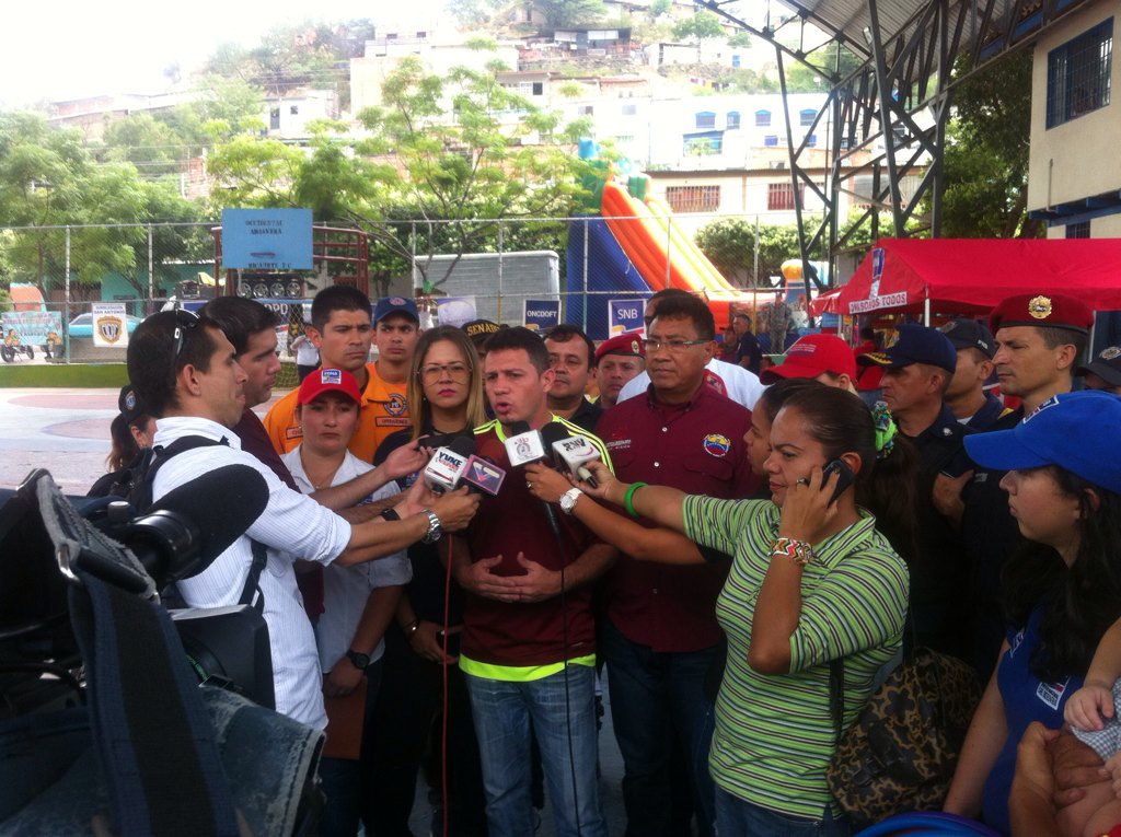 PCADMB's tweet photo. Ciudadano Alcalde @alcaldewilliamg declara a medios de comunicación despliegue Operativo Carnavales Seguros 2018 https://t.co/puZBkUfZrc