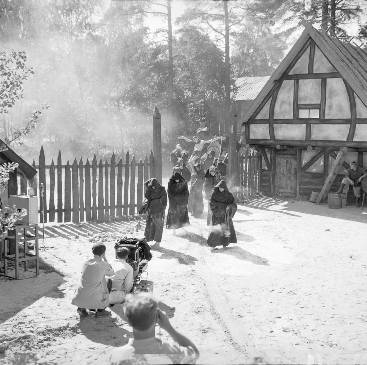 Criterion's tweet photo. Behind the scenes of Ingmar Bergman’s THE SEVENTH SEAL (1957) https://t.co/t8MDqWkEMm