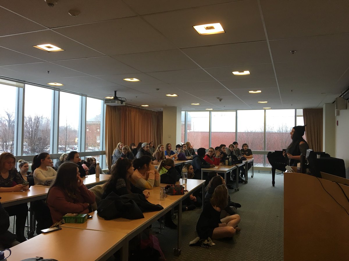 SingStrong's tweet photo. Standing room only in Songwriting in 215!!!🎼 #ThisIsHowISingStrong #SingStrongNY #SSNY #SSNY2018 #SingStrong https://t.co/vfnnP9isGo