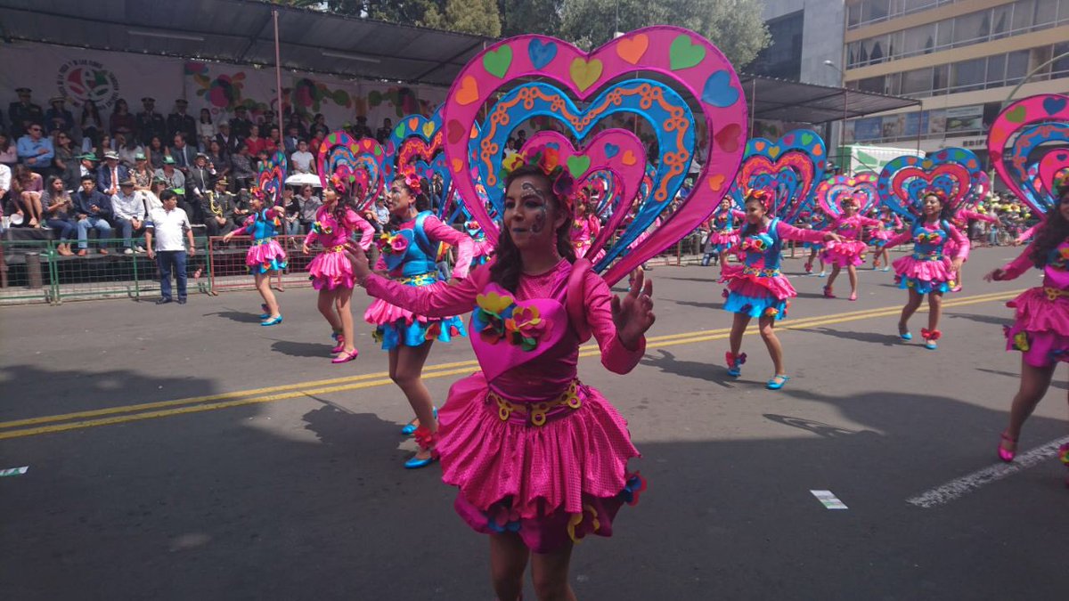 La tradicional calle Cevallos se llena de música, color y algarabía. La fiesta de carnaval en #Ambato se vive con alegría. ¡Ven, te estamos esperando! #EcuadorViveElCarnaval 🎉