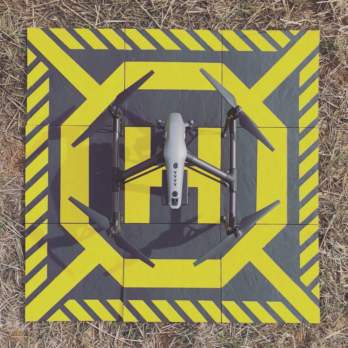 PlaneoProd's tweet photo. Hoy nos toca jugar! Vuela camara! Vuelaaaaaa #dji #drones #inspire2  #FelizDomingo https://t.co/TGee7AFEmg