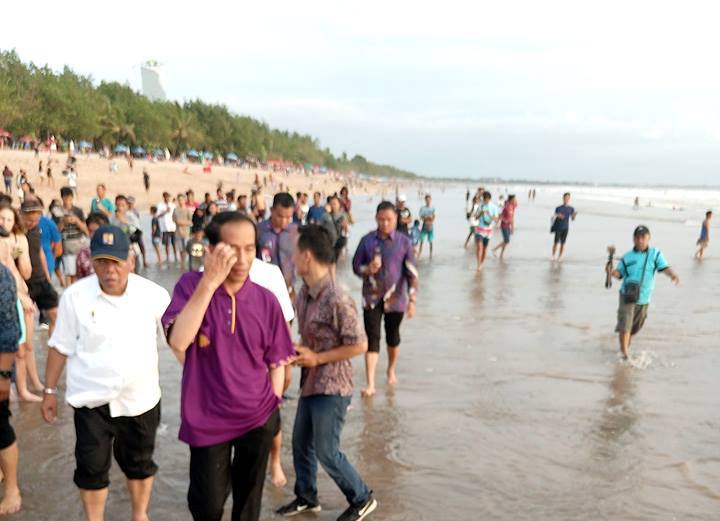 pelajar_tawakal's tweet image. Momen buat poto2 bareng @jokowi sbnrnya dateng waktu tgl 22 Desember 2017 pas di Bali kmrn #etapi sayahnya kok gak tau kalo beliau di #Bali, malahan teman sayah yang bisa poto2 :-) @RumahJokowi