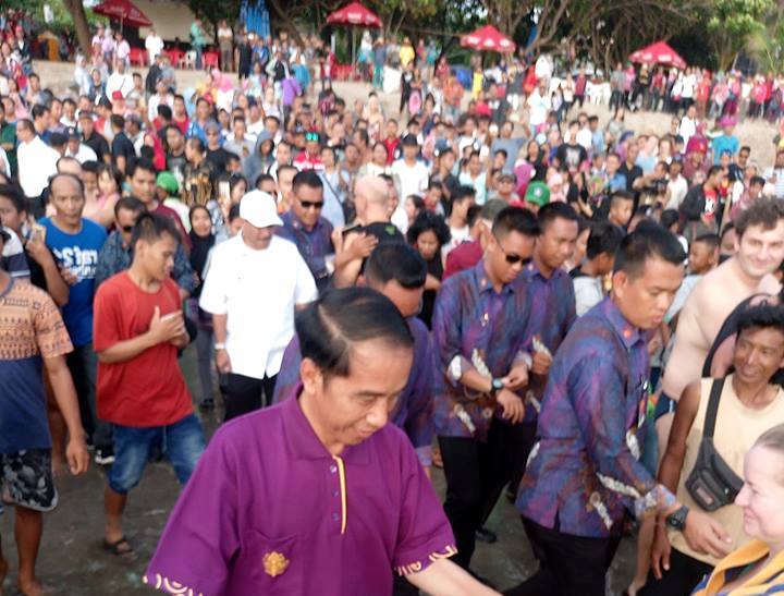 pelajar_tawakal's tweet image. Momen buat poto2 bareng @jokowi sbnrnya dateng waktu tgl 22 Desember 2017 pas di Bali kmrn #etapi sayahnya kok gak tau kalo beliau di #Bali, malahan teman sayah yang bisa poto2 :-) @RumahJokowi