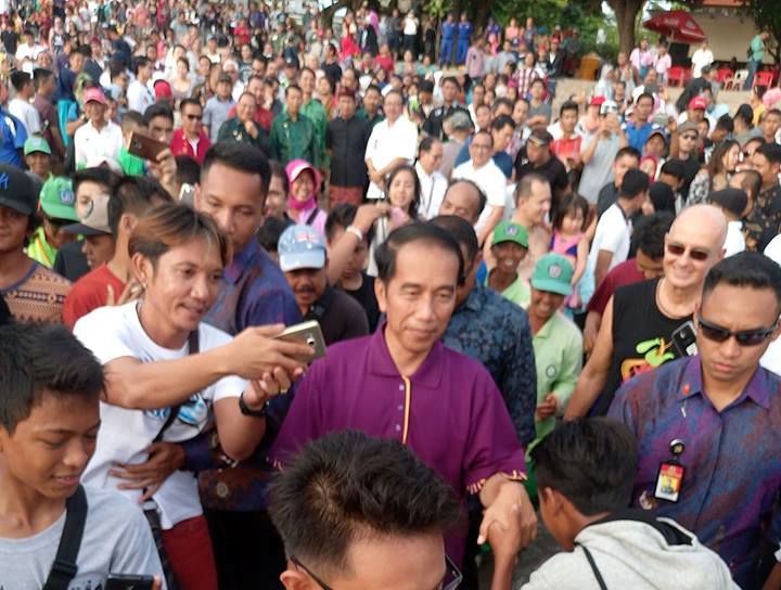 pelajar_tawakal's tweet image. Momen buat poto2 bareng @jokowi sbnrnya dateng waktu tgl 22 Desember 2017 pas di Bali kmrn #etapi sayahnya kok gak tau kalo beliau di #Bali, malahan teman sayah yang bisa poto2 :-) @RumahJokowi